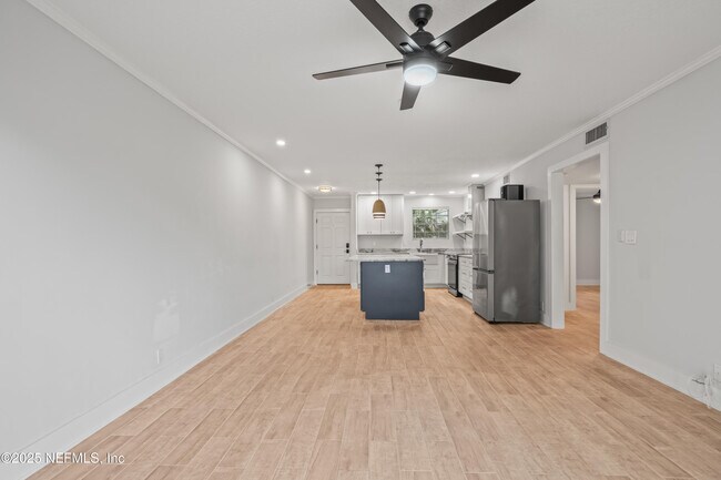 Building Photo - 22 Comares Ave