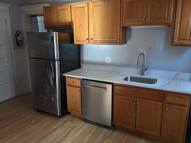 Building Photo - 2870 Fairfield Ave