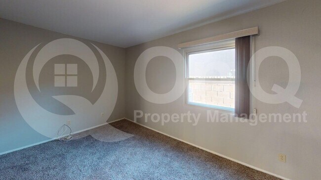 Building Photo - 874 W Port Royal Pl