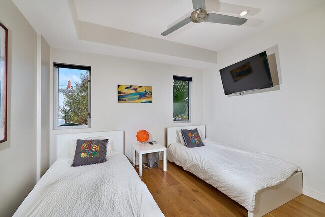 Building Photo - 2310 Edinburg Ave