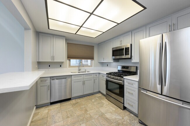 Building Photo - 6716 Clybourn Ave