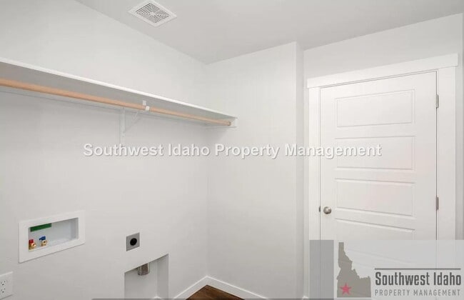 Building Photo - 8140 E Sunray Dr