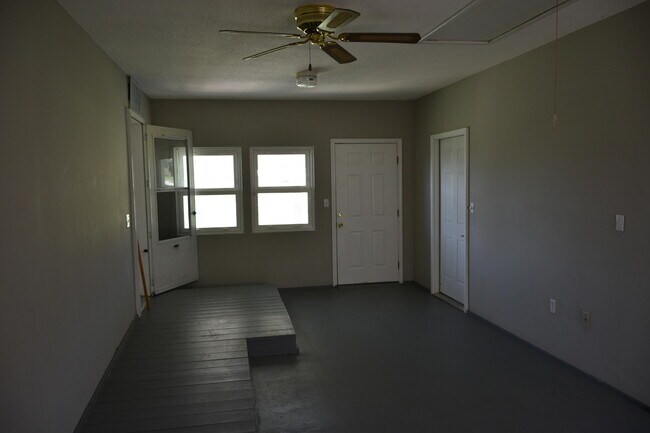 Building Photo - 714 E Nance Dr