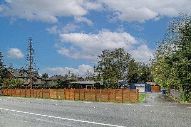 Building Photo - Large Renton Highlands Rambler with Grand ...