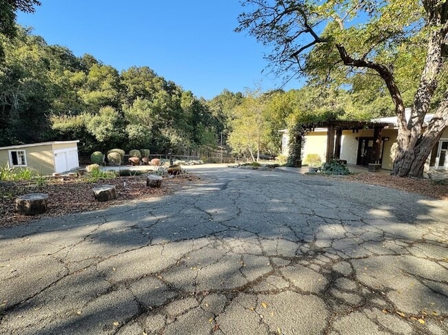 Building Photo - 225 Lindenbrook Rd