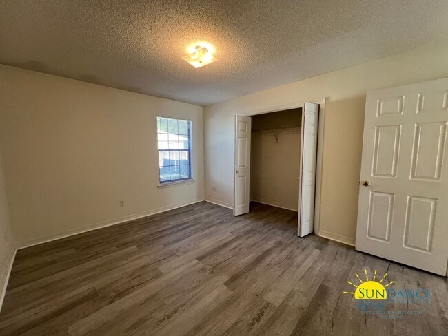 Building Photo - Great 2 Bedroom Unit in Crestview!