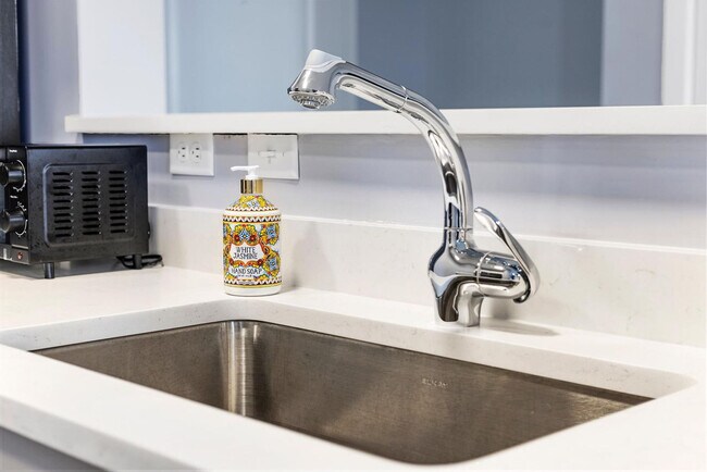 Building Photo - 95 Broadway-SI ID1240391P