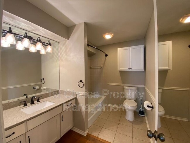 Building Photo - 6 1 Main Pl