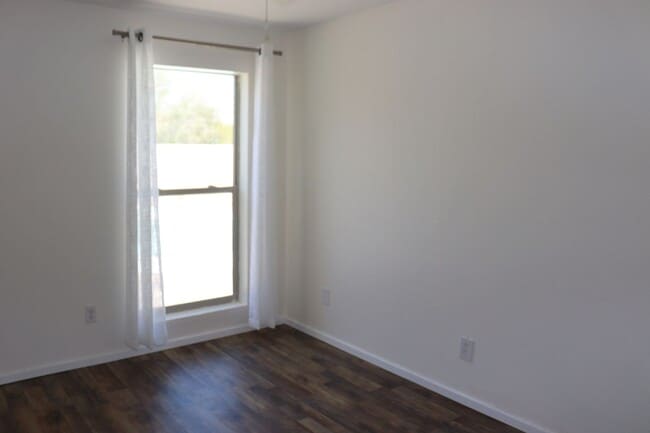 Building Photo - 5 Bedroom, 2 Bathroom