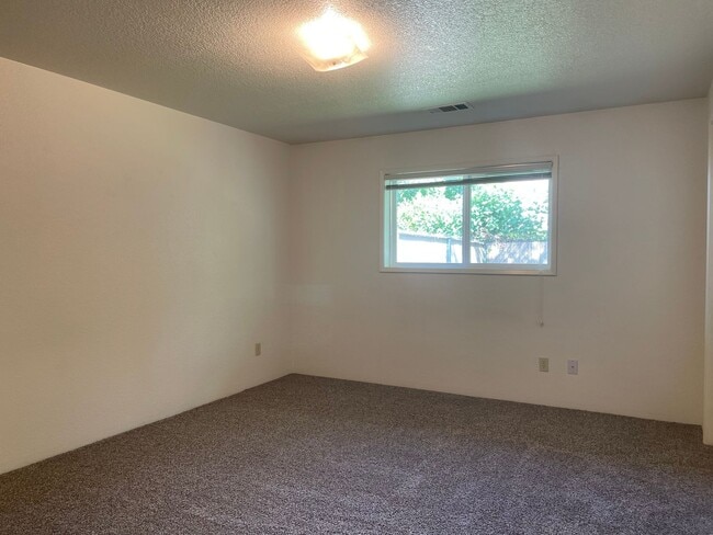 Building Photo - Very Nice 2 Bedroom 1 Bath Duplex in Grant...
