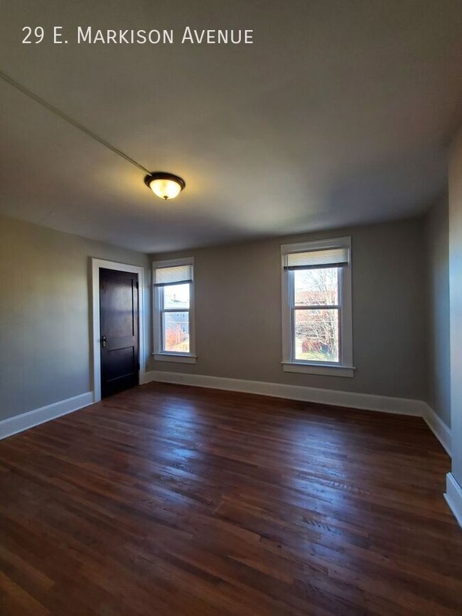 Building Photo - Spacious Townhome with Original Features A...