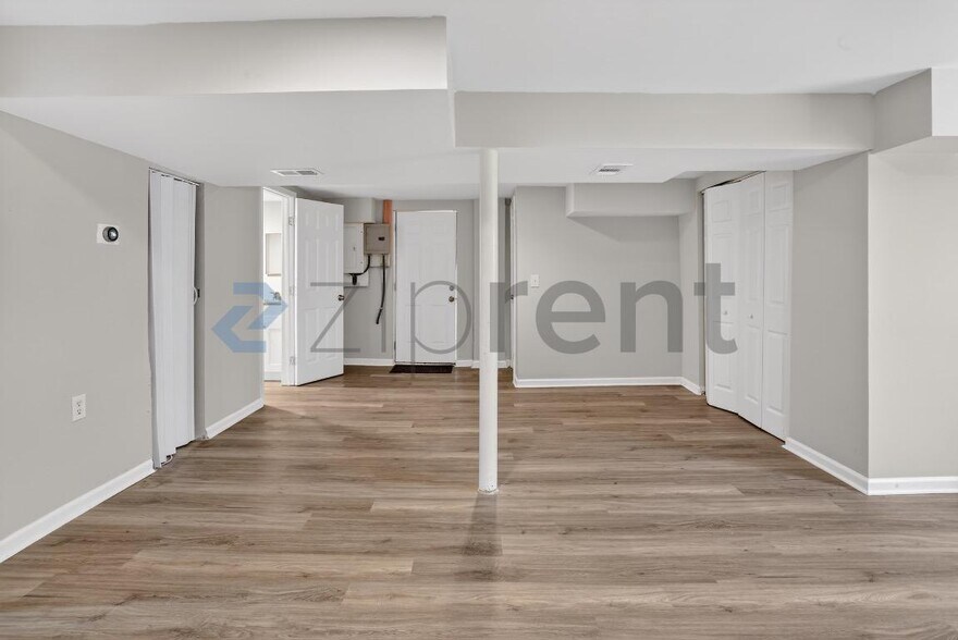 Building Photo - Unit B