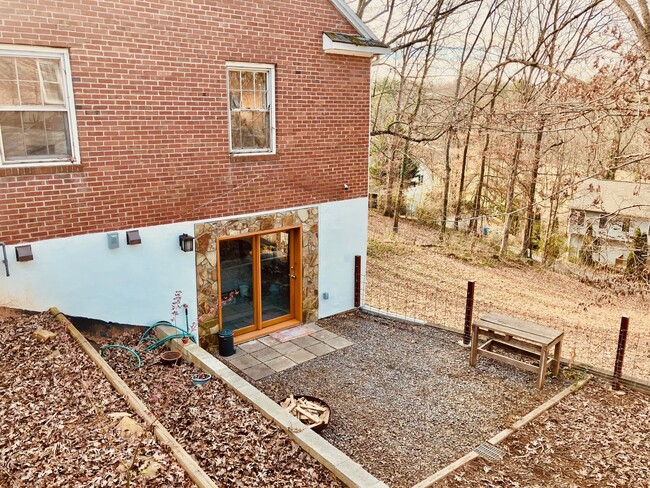 Entry way and side yard - 60 Ivanhoe Ave