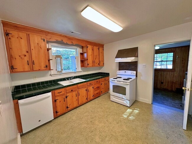 Building Photo - Cottage Rancher on Private Drive