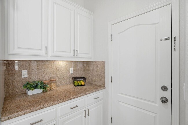 Building Photo - BRIGHT, OPEN RESIDENCE IN RIVERMARK HOME WITH EXCELLENT LAYOUT