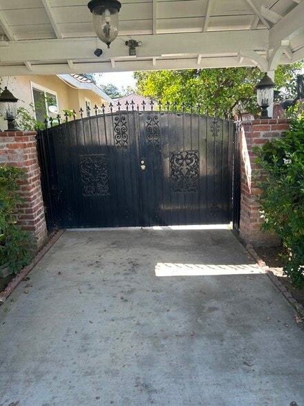 Private entry - 4751 Sunnyslope Ave