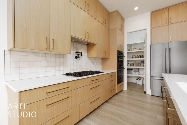 Building Photo - Beautiful 6 Bedroom 4.5 Bathroom Home in D...