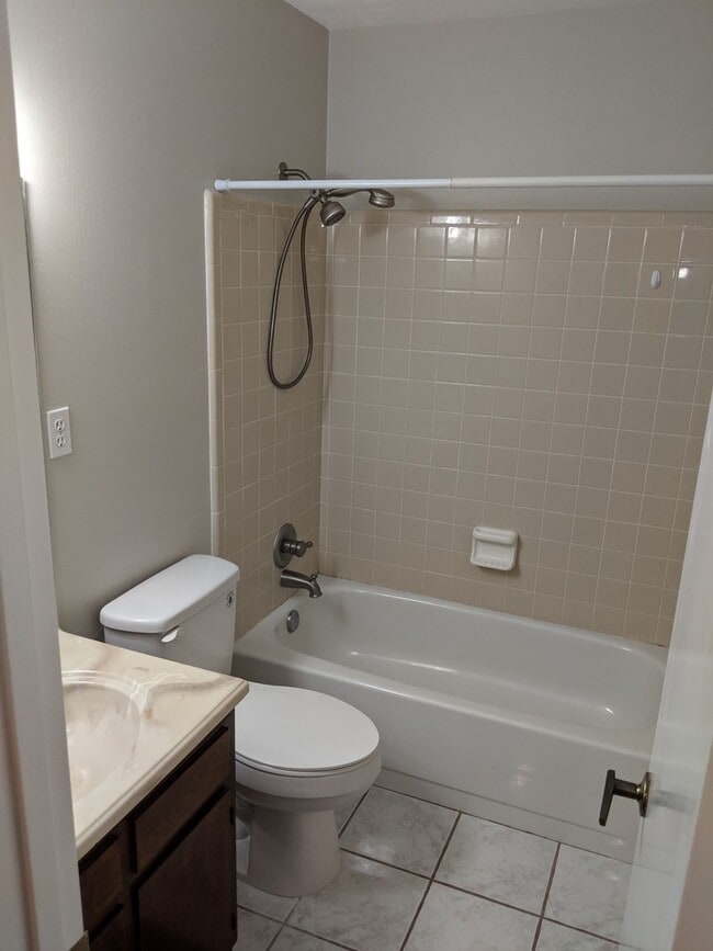 Building Photo - Spacious 2 Bedroom, 2 1/2 Bath Town House ...