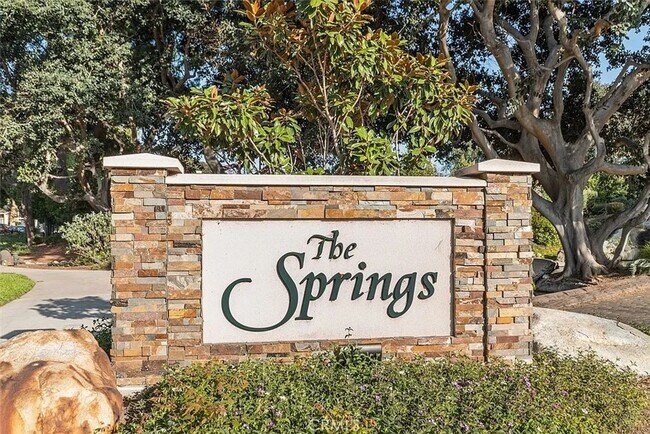 Building Photo - Move-In Ready 2BR | Fresh Paint | Unfurnished & Ready for Your Style