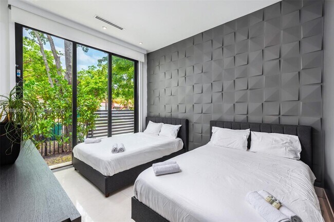 Building Photo - 4675 NE 2nd Ave