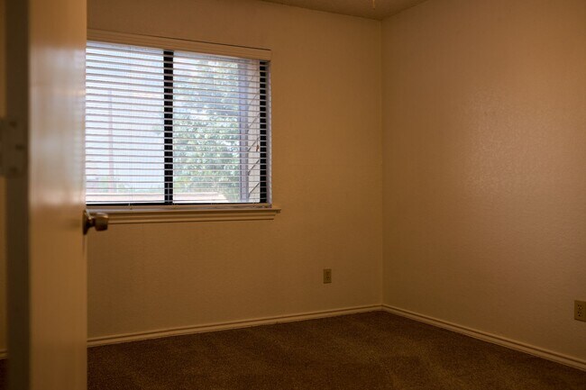 Building Photo - 900 Kilkenny Ct
