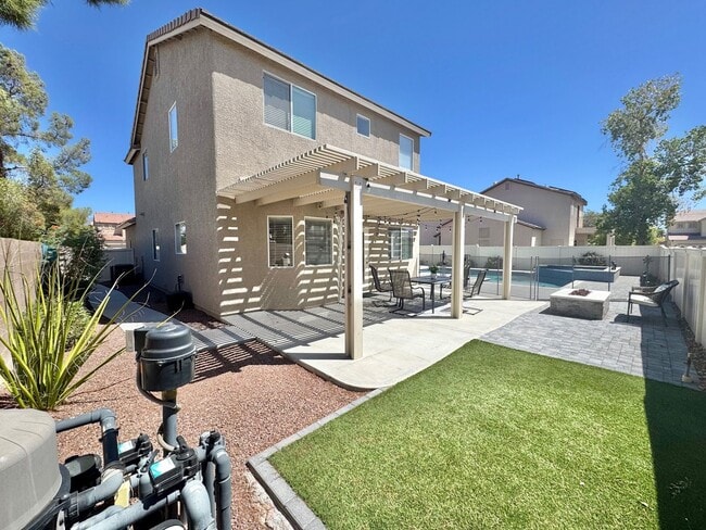 Building Photo - ENJOY THIS STUNNING 3 BEDROOM WITH A TRANQ...