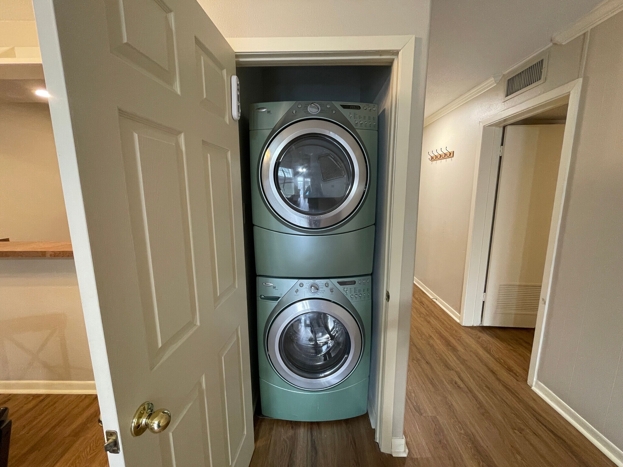 Building Photo - Room in Condo on E Hill Dr