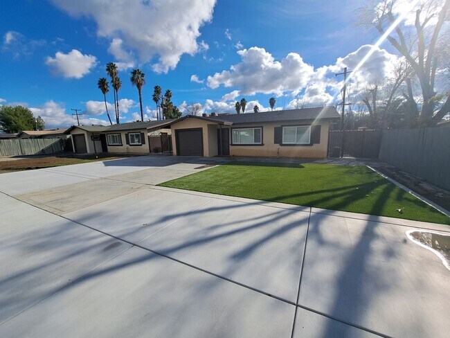 Building Photo - Nice and Cozy Duplex in the Heart of Hemet is now for rent