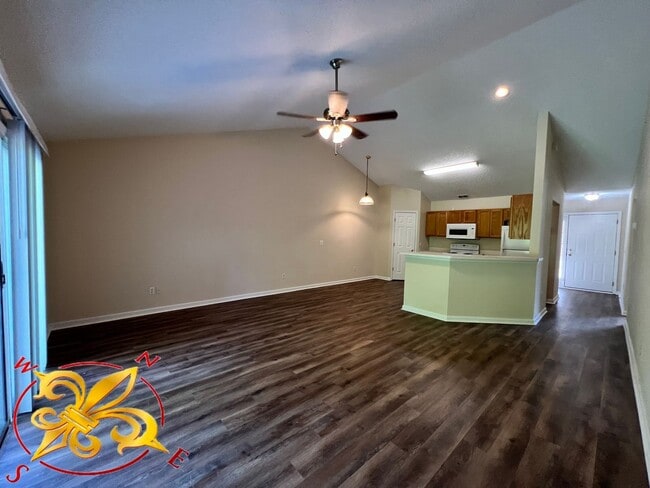 Building Photo - $1595 3/2 - K- Section Great Location Off ...