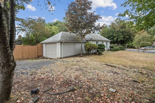 Building Photo - 9520 SW Cypress St