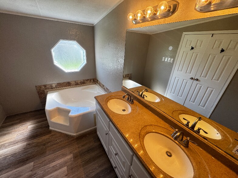 Building Photo - 148 FM