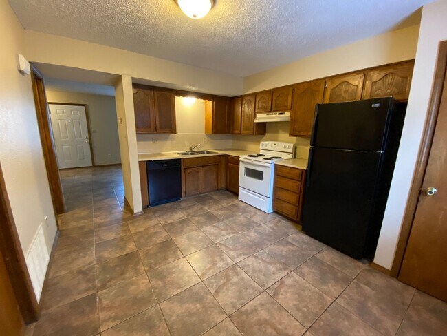 Building Photo - 2 bedroom 1.5 bath Townhome in a great location!