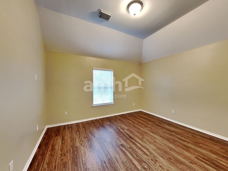 Building Photo - 2718 Lakecrest Way Dr