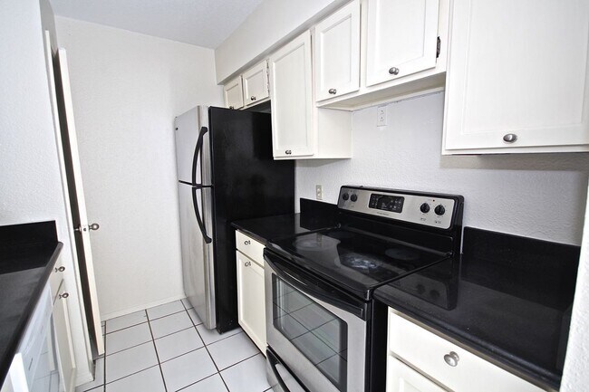 Building Photo - 6111 Beverly Hill St