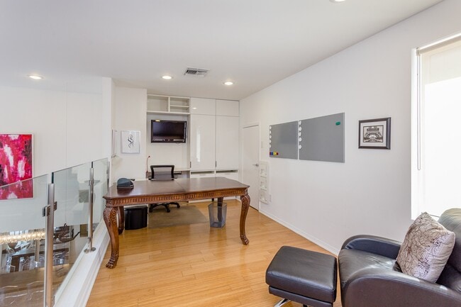 Building Photo - 2005 Potomac Dr