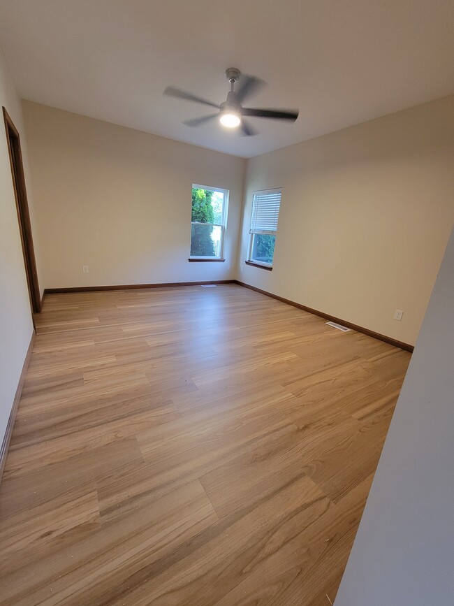 Building Photo - 6585 Grosse Dr