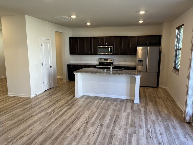 Building Photo - Spacious 5 Bed home in East Charlotte