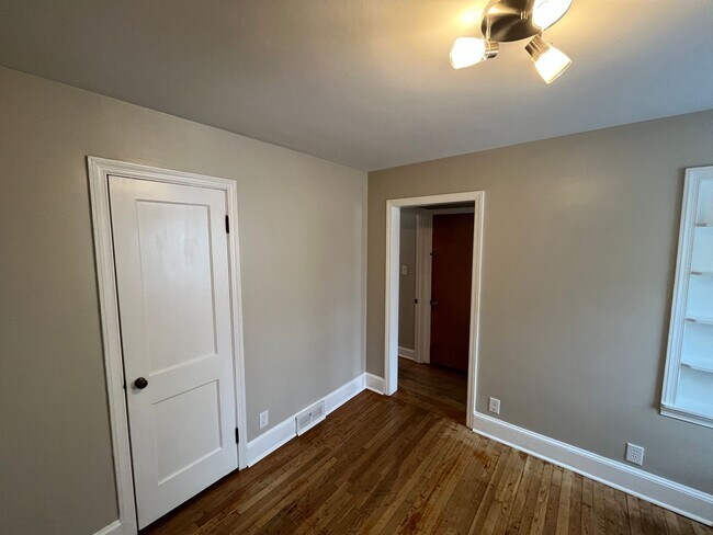 Building Photo - Charming 3-Bedroom 2-Bath with Beautiful Hardwood Floors