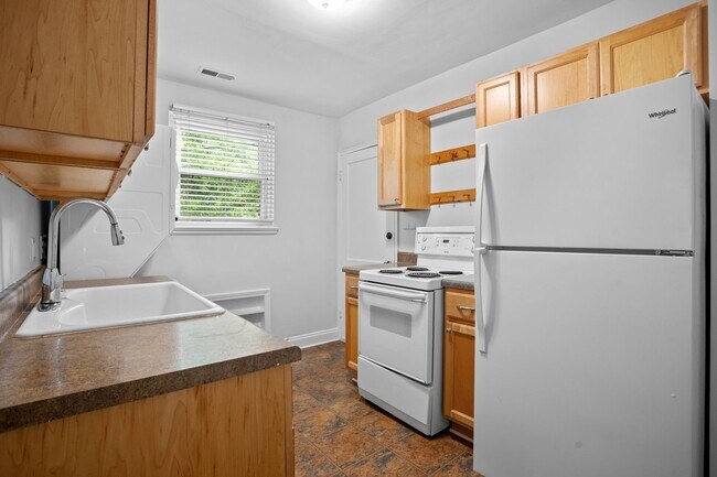 Building Photo - Renovated 2BR/1BA Condo close to shopping and the hospital