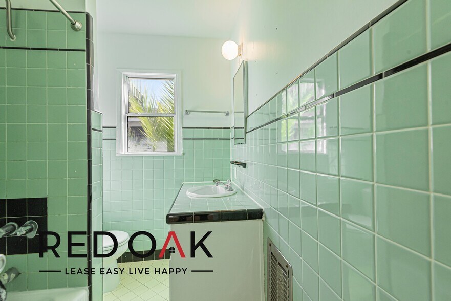 Building Photo - 1115 N Doheny Dr