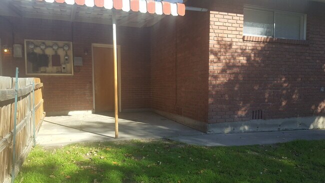 Building Photo - 840