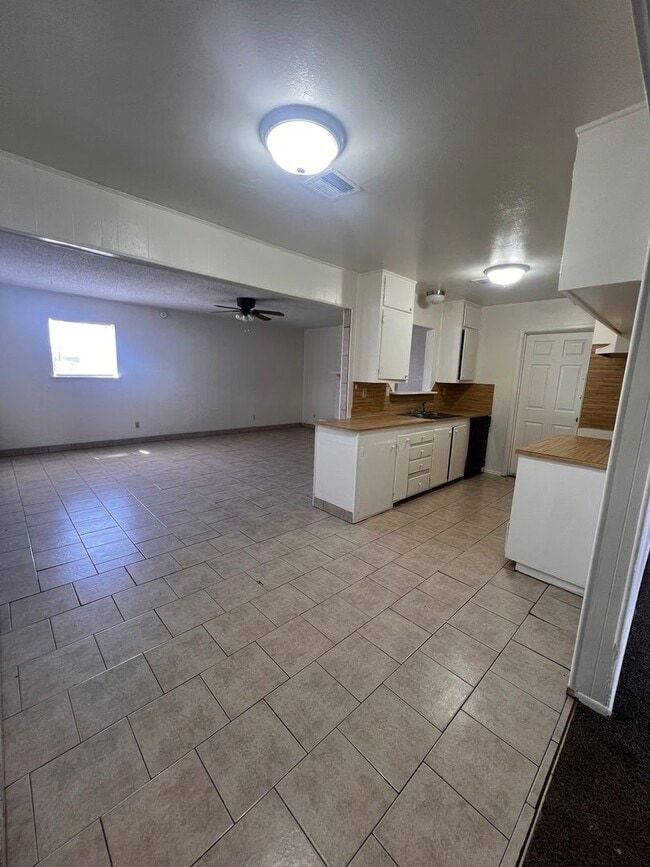 Building Photo - Great Starter Home