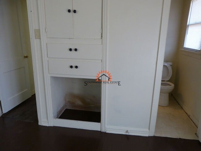 Building Photo - 1 bedroom 1 bath home that won't break the...