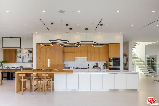 Building Photo - 16801 Oak View Dr