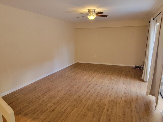 Building Photo - 201 Live Oak Ln
