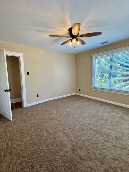Building Photo - 2020 Linden Ave