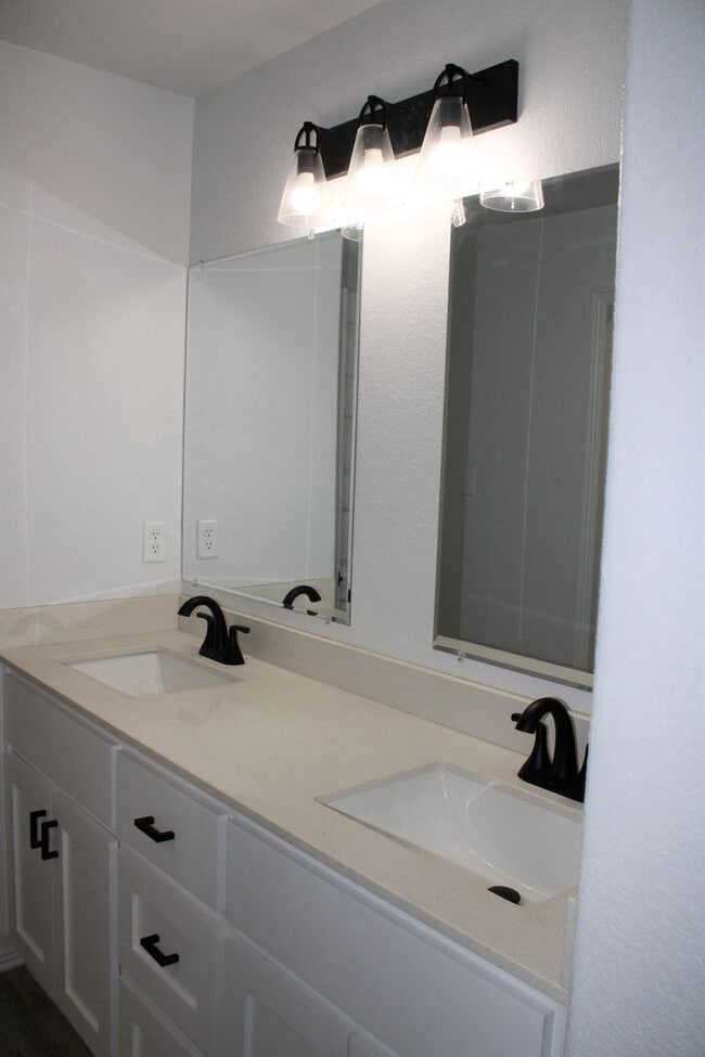 Building Photo - COX-NORTHRIDGE DR-1