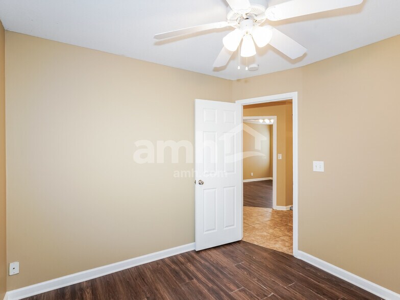 Building Photo - 1004 Hendricks Ct