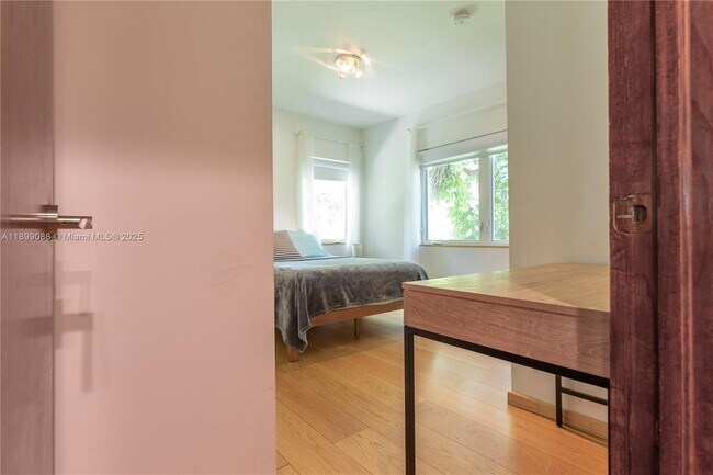 Building Photo - 523 NE 68th St