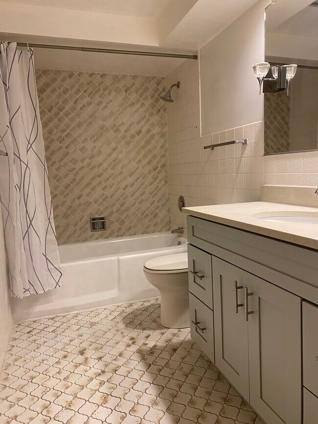 bathroom 1 - 401 S Grove Ave